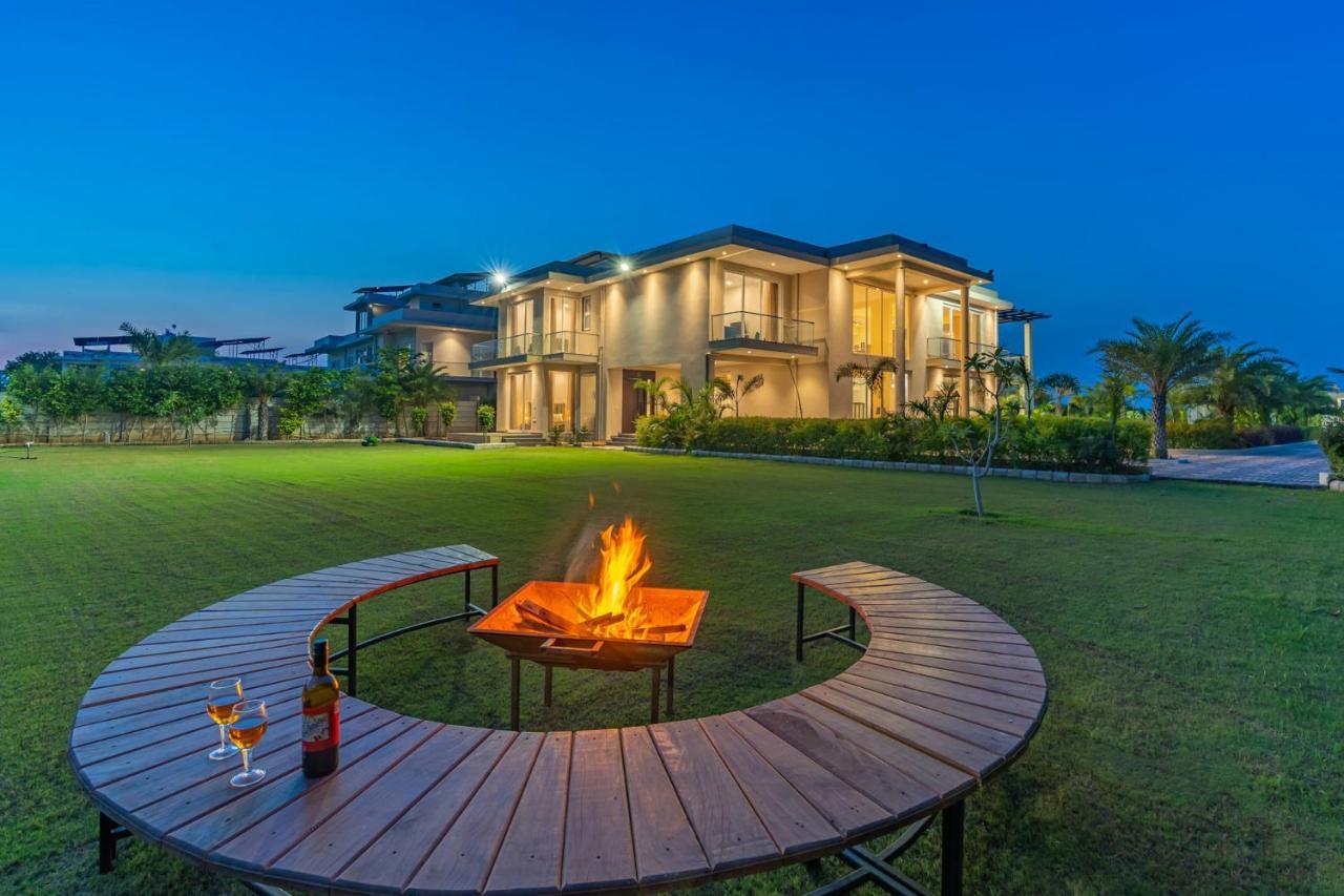 Stayvista At Blanc Belle With Outdoor Pool Sohna Zewnętrze zdjęcie